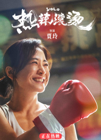 女人趴到床脱了内裤打光屁股视频